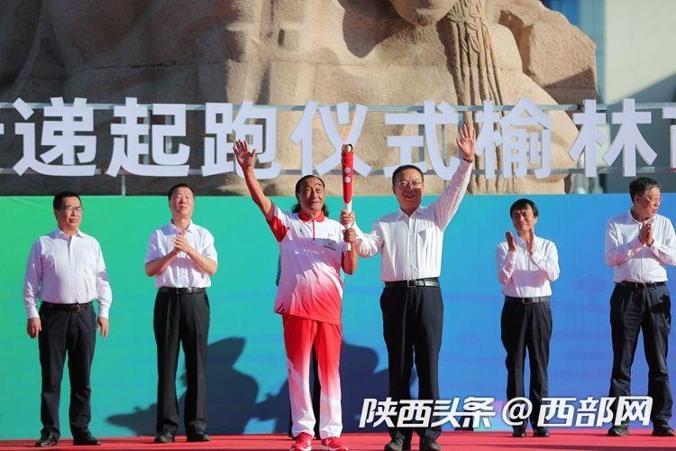 塞上古城開跑！ 十四運(yùn)會和殘?zhí)貖W會火炬在榆林傳遞