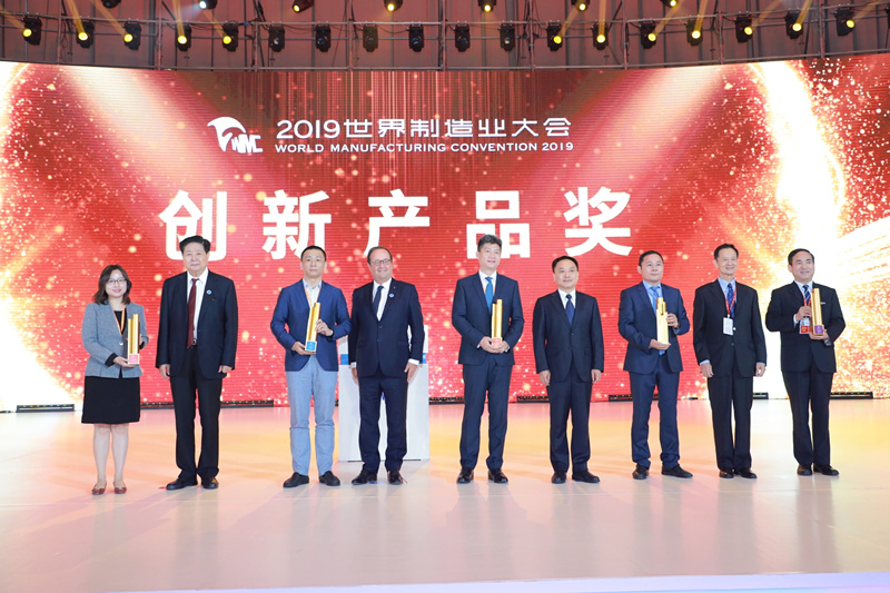 陜鼓集團(tuán)黨委書記、董事長(zhǎng)李宏安（右一）代表企業(yè)領(lǐng)取了創(chuàng)新產(chǎn)品金獎(jiǎng)_副本.jpg
